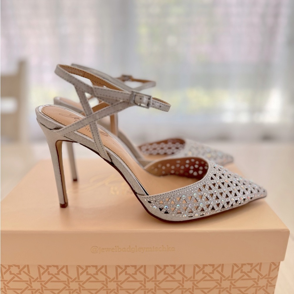 NWT Badgley Mischka Fatima Silver Strappy Pump Size 7